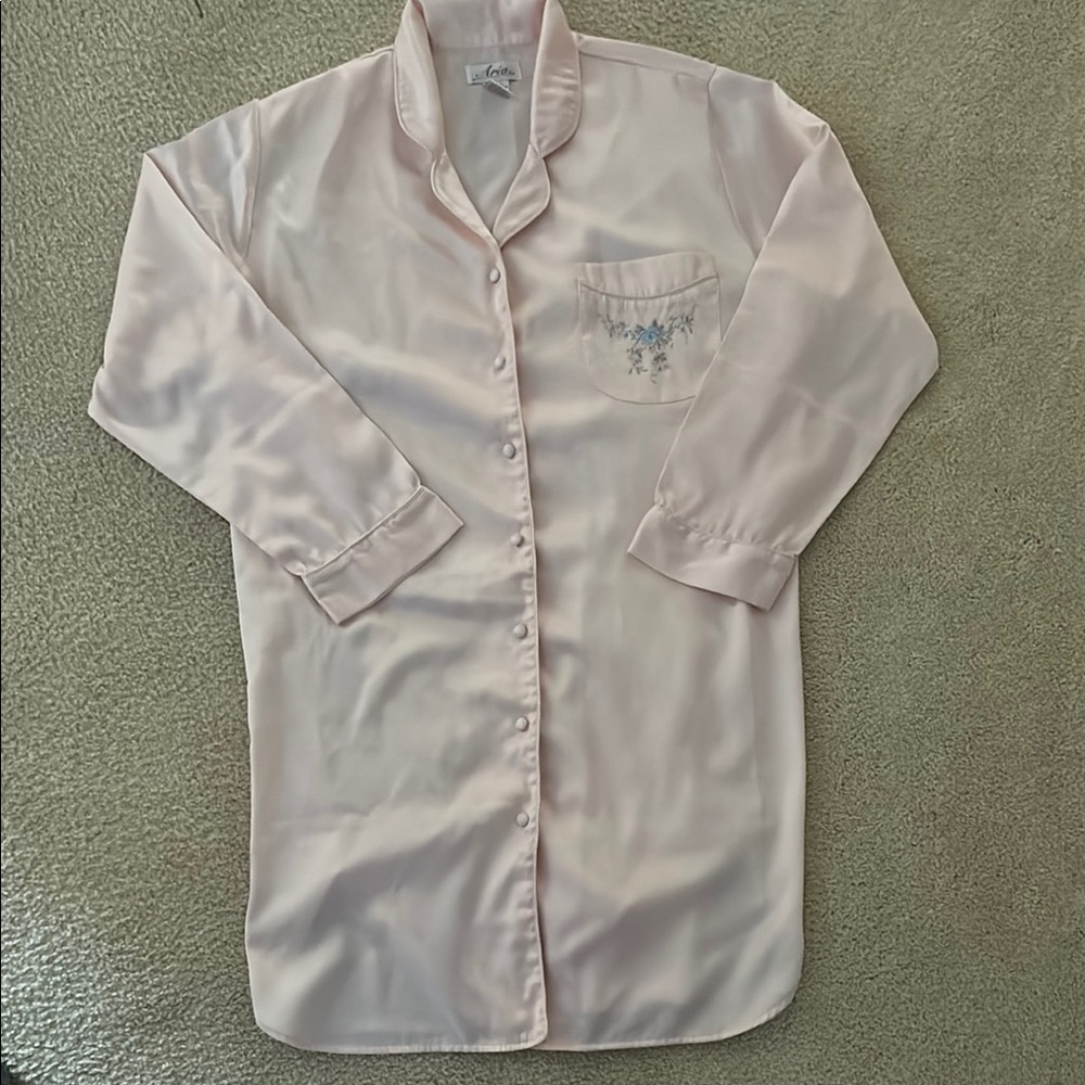 Vtg Aria 7 button Pink Satin Nightshirt- shirt tail hem- pink- EUC/SFH